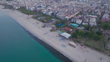 Dikey Video: Alanya altın gün doğumu ve dinginlikle uyanıyor.