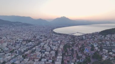 Dikey Video: Sabah ışığı Alanya 'nın çarpıcı kıyılarını gözler önüne seriyor.