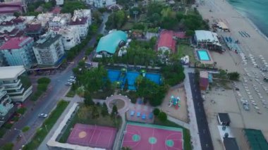 Canlı bir aktivite ve kıyı güzelliği karışımı..