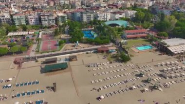 Spor ve güneş ışığının dinamik bir karışımı.