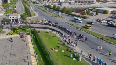 Atletik tutkunun dinamik bir gösterisi..