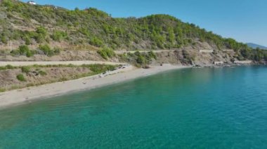 Neşeli ve güneşli bir sahne.