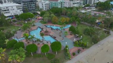 Şehir güzelliğinin sakin bir sahnesi.