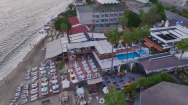 Canlı ve sakin bir sahil atmosferi..