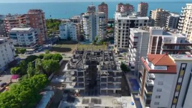 Takım çalışmasının ve ilerlemenin dinamik bir sahnesi.