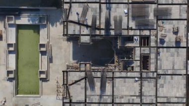 Canlı bir ilerleme ve hassasiyet sahnesi..