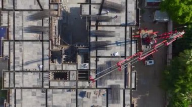 Hareketli ve canlı bir inşaat çalışması.