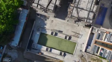 Hareketli ve detaylı bir yapı süreci.