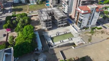 Yoğun bir iş gününün canlı bir görüntüsü.