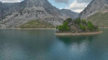 Doğal güzelliğin dinamik bir sahnesi.