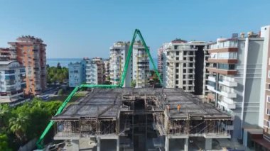 Takım çalışmasının ve kalite kontrolünün canlı bir sahnesi.