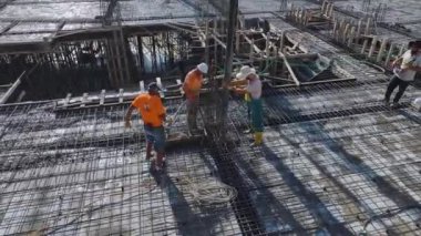 Kalite ve takım çalışmasının canlı bir görüntüsü.