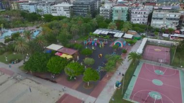 Deniz kenarında huzurlu ve manzaralı bir an.