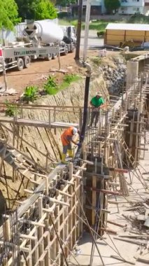 Sağlam ve dayanıklı temeller oluşturan ekiplerin dinamik işbirliğine tanık olun.