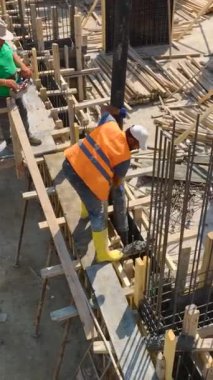 Yapısal ve estetik görevleri tamamlayan yetenekli işçilerin bulunduğu canlı bir site..