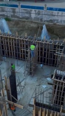 Büyük ölçekli işlerde işbirliği yapan yetenekli profesyonellerin enerji ve hassasiyetine bakın.