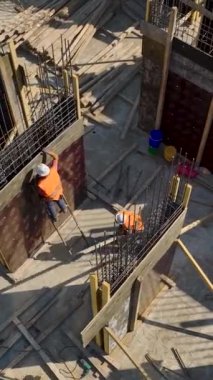 Tanık kusursuz işbirliği canlı bir inşaat alanında sağlam yapılar yaratıyor..