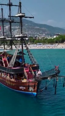 Dikey Video: Alanyas plajları yakınlarında su maceraları yaşayan tekne çapaları.