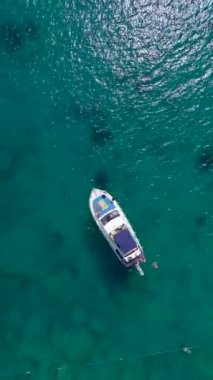 Dikey Video: Alanyas kıyısı boyunca manzaralı korsan gemisi turları.