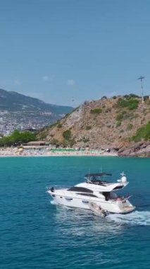 Dikey Video: Kıyı boyunca turistleri rahatlatan beyaz yatlar geziyor.