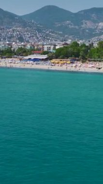 Dikey Video: Yatlar, mutlu turistlerle birlikte sakin sularda süzülüyor.