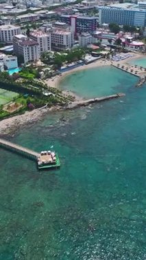 Dikey Video: Plajları ve birinci sınıf tesisleri olan lüks oteller.