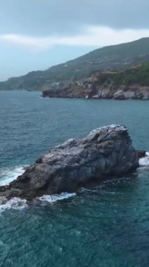 Okyanusun dinginliğinin tadını çıkaran kürekçilerin manzarası..