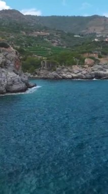 SUP maceralarının dingin güzelliğine bakın. Deniz manzarası kristal berraklığında..