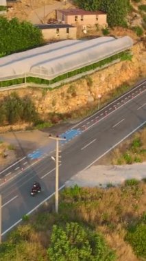 Dikey Video: Çarpıcı bir günbatımında sahil boyunca hızlı bir yolculuk.