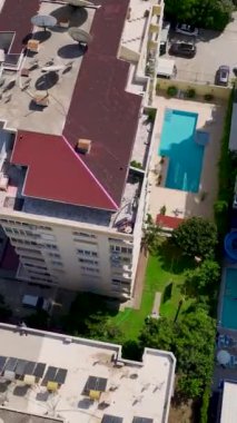 Dikey Görüntü: Kum Sahilleri ve Gök mavisi deniz Alanya 'yı yukarıdan kuşatır.