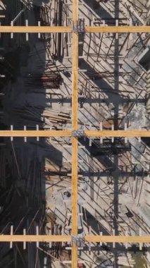 Duvarlar yükseldikçe, usta mühendisler işçilere rehberlik ediyor..