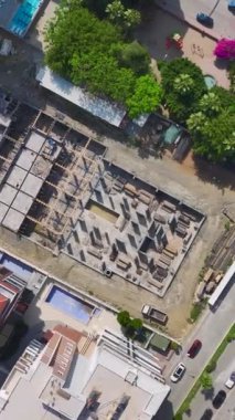 Yeni bir zemin için duvarların şekillendiği dinamik bir alan..