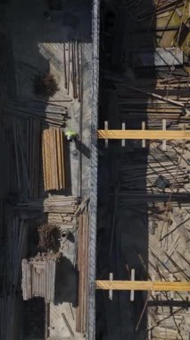 Duvarlar inşa edildikçe yeni bir zemin şekilleniyor..