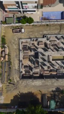 Duvarlar ve yeni zemin kusursuz bir takım çalışması ile bir araya gelir..