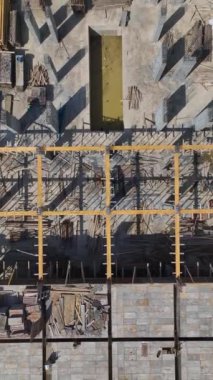 Kaliteli işçiler ve mühendisler tarafından inşa edilmiş duvarlarla yeni bir zemin ortaya çıkıyor..