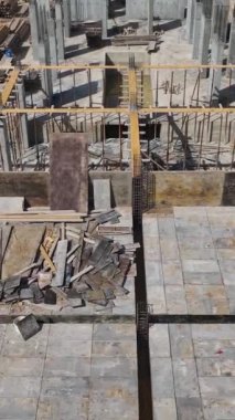 İşçiler bir sonraki aşama için duvarlar inşa ederken usta mühendisler öncülük ediyor..