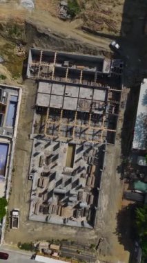 İşçiler bir sonraki katın duvarlarını uzman denetimi altında inşa ediyorlar..