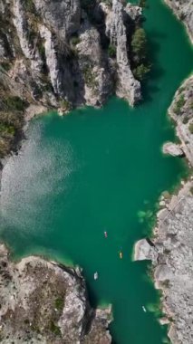 Birlikte huzurlu ve heyecan verici bir sörf gezisi..