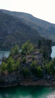 Manzaralı bir kanyonda kürek çekmek eğlenceli..