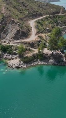 Eğlenceli bir yolculuk. Aktivite ve eğlence doğada karışımı..