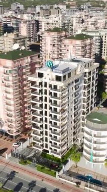 Aerial View 4K: Akdeniz Kıyısında Beyaz Yüzlü Evler Yükseliyor