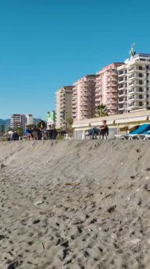Akdeniz yakınlarında beyaz tasarımlı kıyı evleri inşa ediliyor..