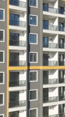 Ağır makineler ve kalifiye işçiler şantiyede yüksek kaliteli evler inşa ediyorlar..