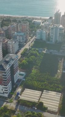 Şık beyaz evler nefes kesici Akdeniz manzarasıyla inşa ediliyor.