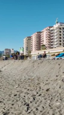 Çarpıcı beyaz tasarımlı güzel evler deniz kenarında yapım aşamasında..