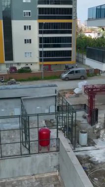 Dayanıklı evler ağır makineler ve çalışkan ekipler kullanılarak inşa ediliyor.