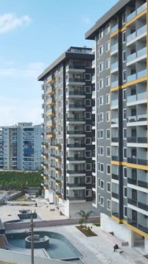 Dayanıklı evler, işçi ve ağır makinelerden oluşan bir ekiple inşa ediliyor..