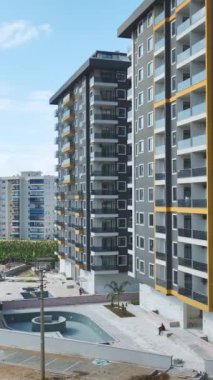 Yetenekli takımlar ve ağır makineler mekanda kaliteli evler inşa ediyor.