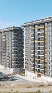 Ağır ekipmanlar işçilerin büyük bir şantiyede dayanıklı evler yaratmasına yardımcı oluyor.