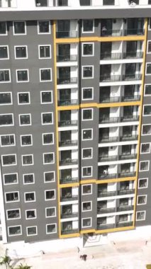 Kalifiye işçiler büyük bir şantiyede yüksek kaliteli evler inşa etmek için makineler kullanıyorlar..